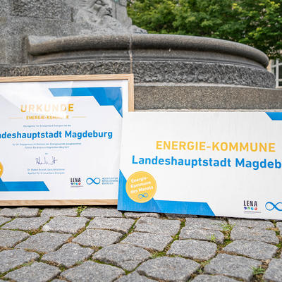 Magdeburgs Auszeichnung Energie-Kommune vor dem Guericke-Brunnen