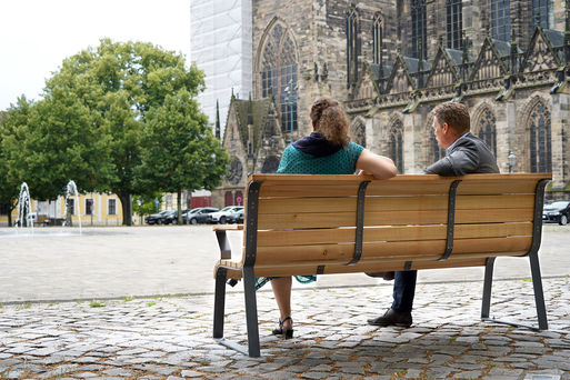 Bild vergrößern: 2 Personen auf einem Prototyp der neuen Sitzbänke für den Domplatz Magdeburg