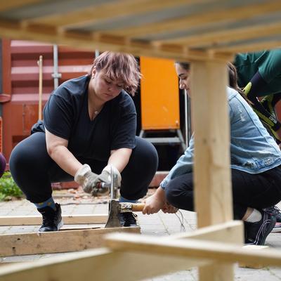 Jugendliche bearbeiten das Holzmaterial für die Kinderstadt Magdeburg