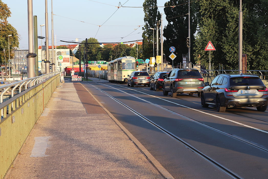 Historische Straßenbahn auf der Anna-Ebert-Brücke, 09/21