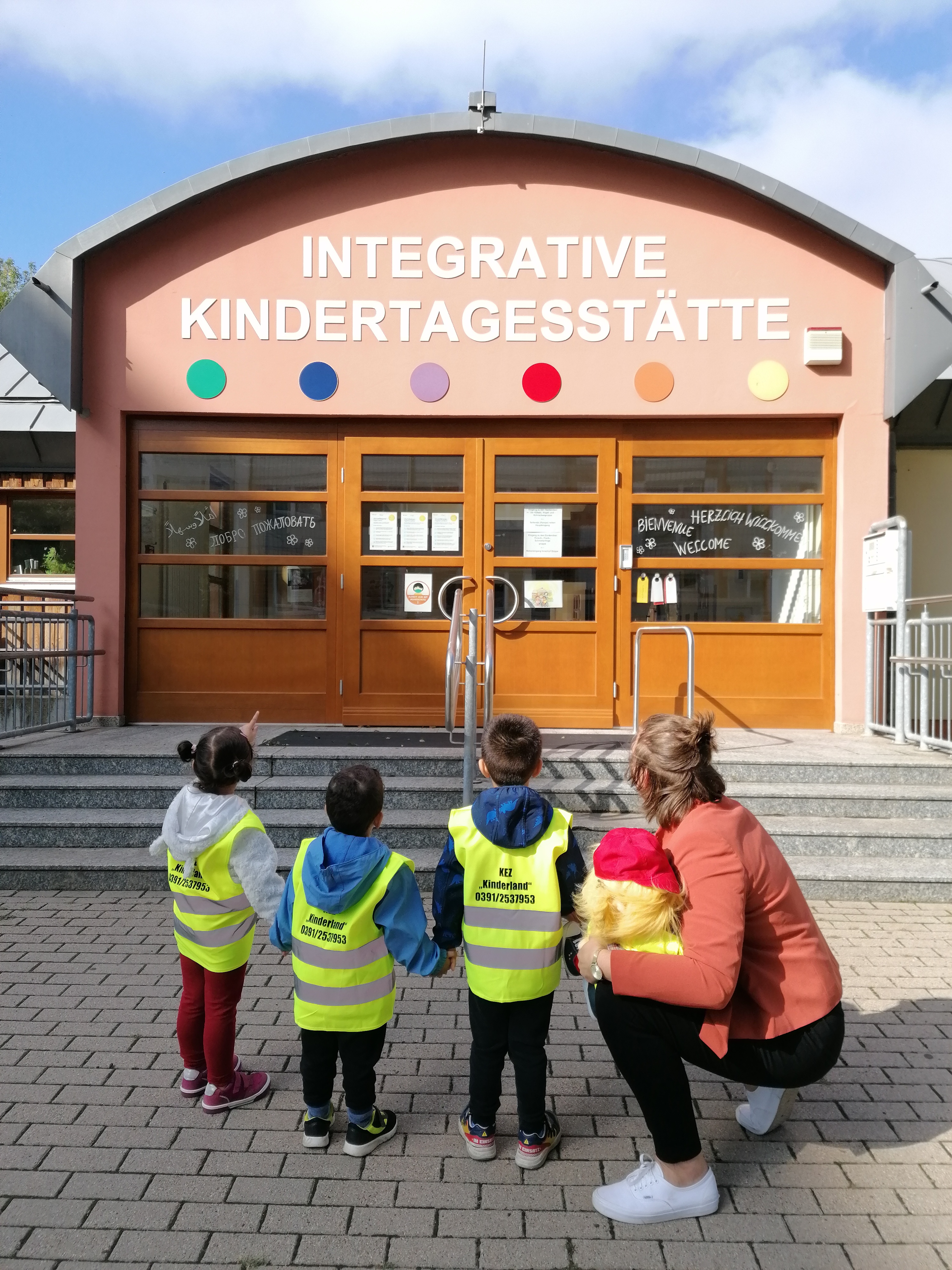 Kita-Kinder mit Warnwesten / Landeshauptstadt Magdeburg 