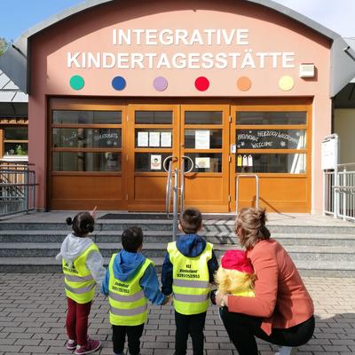 Bild vergrößern: Kita-Kinder mit Warnwesten