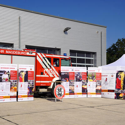 Kampagnen-Material der Magdeburger Feuerwehren vor einem Feuerwehrauto