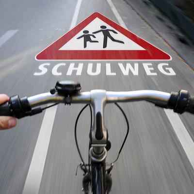 Radfahrer auf einem Radweg mit dem Hinweisschild 