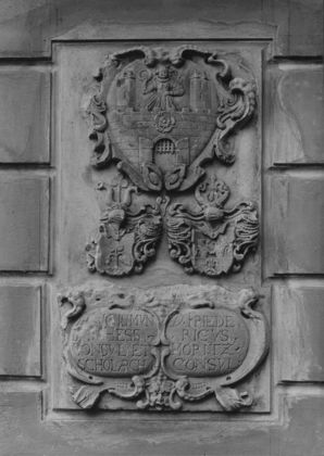 Bild vergrößern: Gedenkstein der Brgermeister Sigismund Hess und Friedrich Moritz von 1618, bis 1631 am Stadtgymnasium, im frhen 20. Jahrhundert am Alten Rathaus angebracht