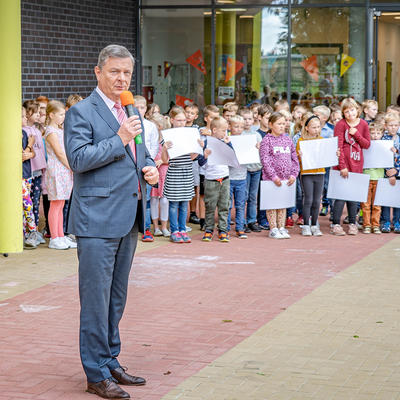 Oberbürgermeister Dr. Trümper spricht vor den Schülern der Grundschule Diesdorf