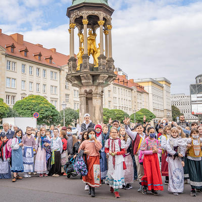 Historisch-Kostümierte Kinder vor dem Alten Rathaus in Magdeburg
