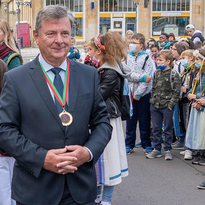 Oberbürgermeister Dr. Lutz Trümper mit der Medaille des Magdeburger Rechts