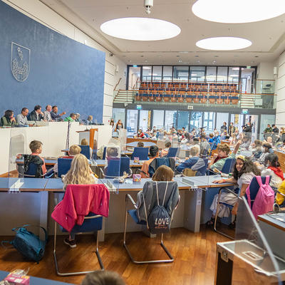 Kinder in einer Fragerunde zum Magdeburger Recht im Ratssaal Magdeburg