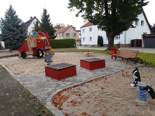 Bild vergrößern: Spielbereiche mit Sitzelementen auf dem neuen Spielplatz in Beyendorf-Sohlen