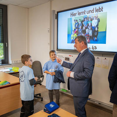 Oberbürgermeister Dr. Lutz Trümper bekommt eine Schulführung durch die Kinder