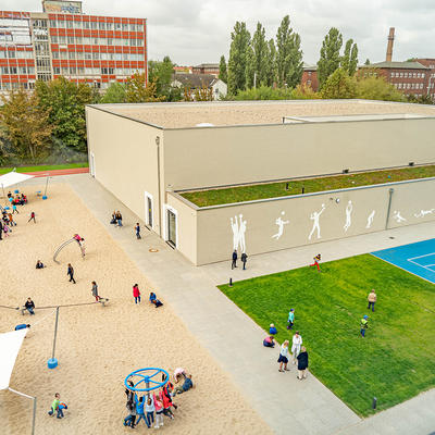 Zwei-Feld-Sporthalle & Schulhof der neuen Magdeburger Grundschule »Am Westring«