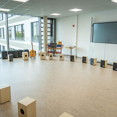 Cajons und eine digitale Tafel im Musikraum der Grundschule »Am Westring«