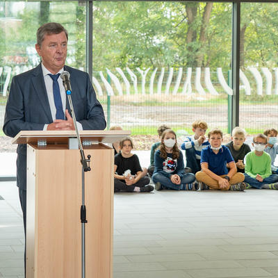 Oberbürgermeister Dr. Trümper mit dem Grußwort zur Eröffnung der Grundschule