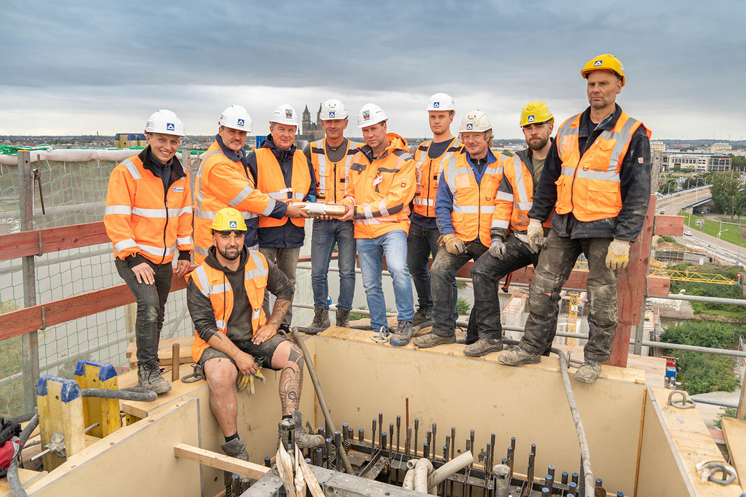 Bild vergrößern: Oberbürgermeister Trümper, Projektleiter und Mitarbeiter beteiligter Baufirmen