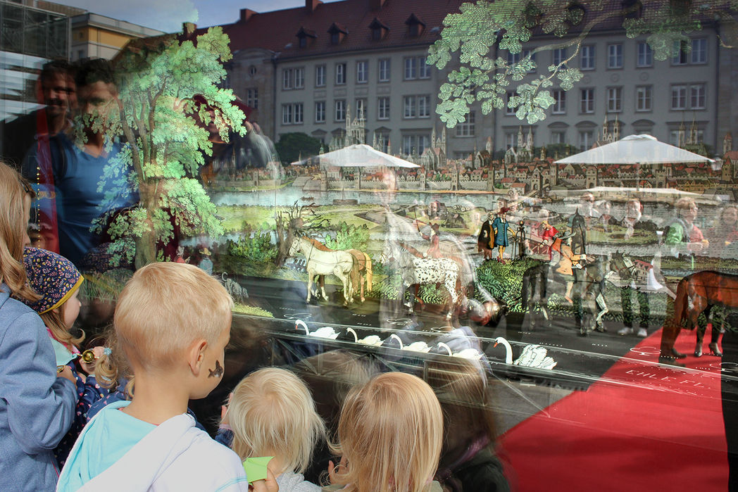 Bild vergrößern: Magdeburgs mechanisches Puppentheater am Alten Markt zeigt den Halbkugelversuch