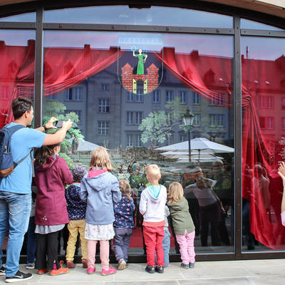 Kinder schauen gespannt auf das erste mechanische Puppenspiel Magdeburgs