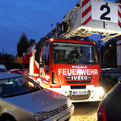 Einsatzfahrzeug der Feuerwehr Magdeburg kommt an Falschparkern nicht vorbei