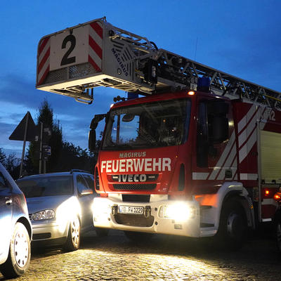 Fahrzeug der Feuerwehr Magdeburg an einem Nadelöhr während einer Kontrollfahrt