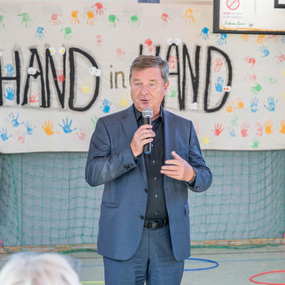 Oberbürgermeister Dr. Trümper bei der Einweihung der Förderschule Hand-in-Hand