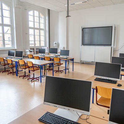 Informatikraum mit Computern in der Schule des Zweiten Bildungsweges Magdeburg