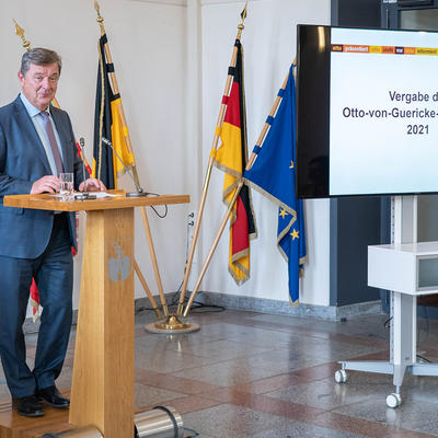 Magdeburgs Oberbürgermeister Dr. Trümper der Vergabe der Guericke-Stipendien