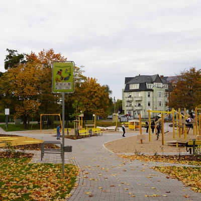 Blick auf den etwa 1.500 Quadratmeter großen Spielplatz Käseglocke in Magdeburg