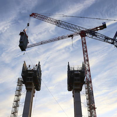 Tonnenschwere Pylonköpfe werden auf die neue Magdeburger Brücke gesetzt
