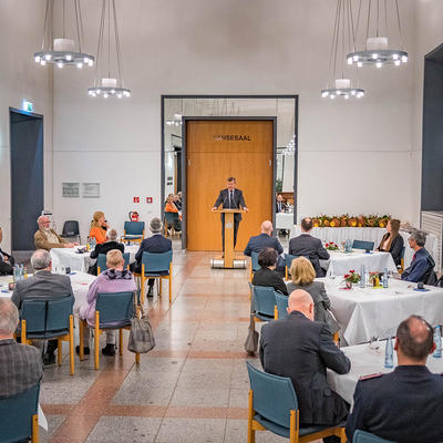 Oberbürgermeister Dr. Trümper spricht zu Magdeburgs verdienstvollen Einwohnern