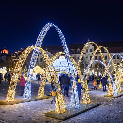LED-Lichtbögen: Wasserspiel-Ersatz der Lichterwelt Magdeburg auf dem Domplatz