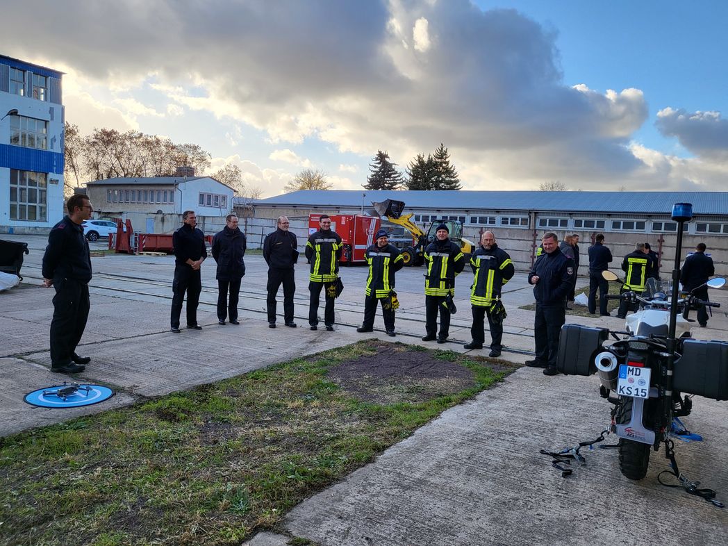 Bild vergrößern: Stationsausbildung der Feuerwehr Magdeburg: Motorrad und Drohne zur Erkundung