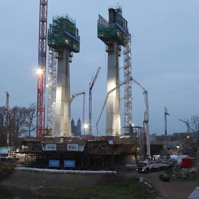 Großbetonage der neuen Brücke in Magdeburg in den frühen Morgenstunden