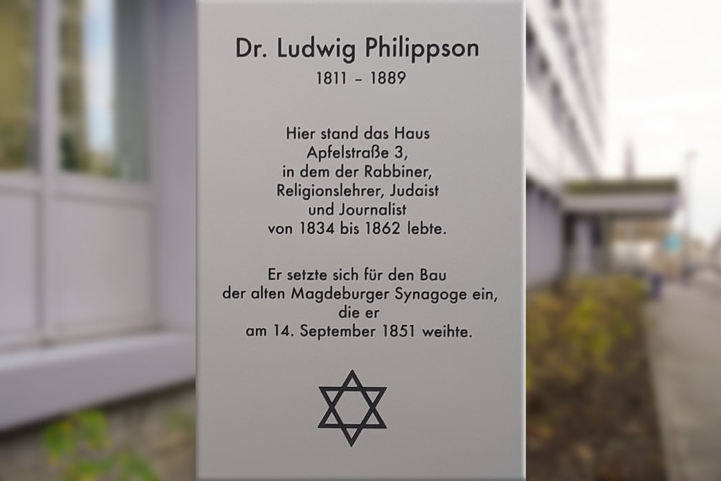 Bild vergrößern: Gravuer der Gedenktafel zu Ehren des Rabbiners Dr. Ludwig Philippson