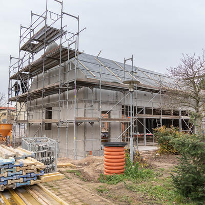 Blick auf den eingerüsteten Bau des neuen Gemeindesaales für Magdeburg Pechau