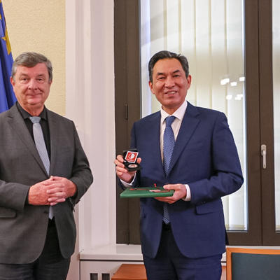 Kasachischer Botschafter Dauren Karipov und Magdeburgs Oberbürgermeister Trümper