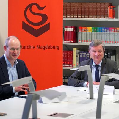 Bild vergrößern: Oberbürgermeister Dr. Lutz Trümper und der Leiter des Stadtarchivs PD Dr. Christoph Volkmar stellen sich den Fragen der Presse.