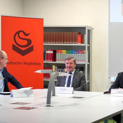 Bild vergrößern: Oberbürgermeister Dr. Lutz Trümper, der Leiter des Landesarchivs Sachsen-Anhalt Dr. Detlev Heiden und der Leiter des Stadtarchivs PD Dr. Christoph Volkmar eröffnen das Digitale Magazin.