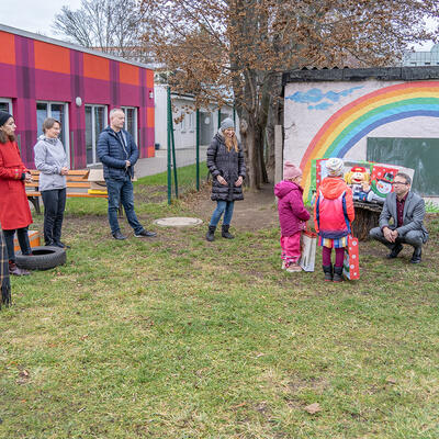 Spendenübergabe für die Kita-Sozialarbeit in 18 Magdeburger Kitas 