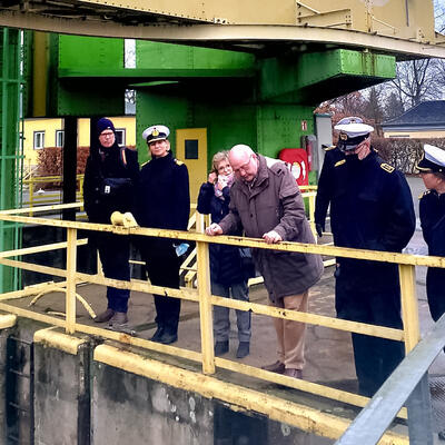 Marine-Delegation der Korvette Magdeburg zu Besuch am Schiffshebewerk Rothensee