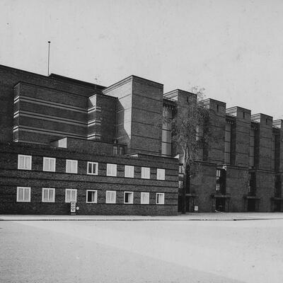 Blick aus südöstlicher Richtung - Die Stadthalle Magdeburg am 11. Oktober 1927