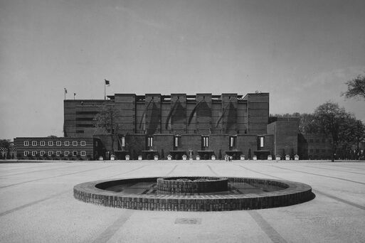 Vorplatz der Stadthalle Magdeburg im Bau am 17. Mai 1927