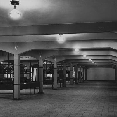 Garderobe der Stadthalle Magdeburg im Jahr 1928