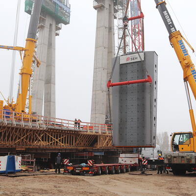 Gigant: 11 Meter lange und 60 Tonnen schwere Ankerbox für finale Brückenhöhe