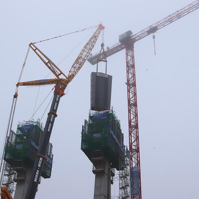 Millimetergenau: Einhub der Ankerbox auf den Pylon der neuen Magdeburger Brücke