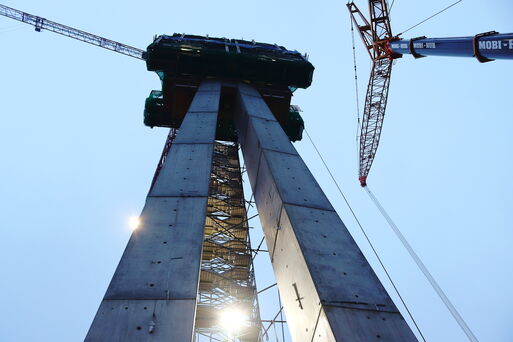 Meilenstein: Neue Pylonbrücke erreicht finale Höhe
