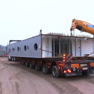 Schwerlasttransporter mit 60t schwerer Ankerbox für Magdeburger Pylonbrücke