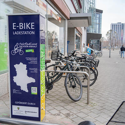 Bild vergrößern: Neue E-Bike-Ladestation vor der Stadtbibliothek