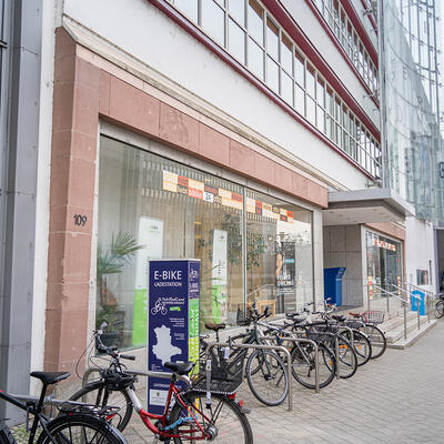 Ladestation für E-Bikes oder Handys an der Stadtbibliothek Magdeburg