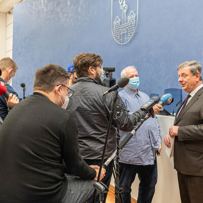 Magdeburgs Oberbürgermeister Dr. Trümper stellt sich den Journalistenfragen