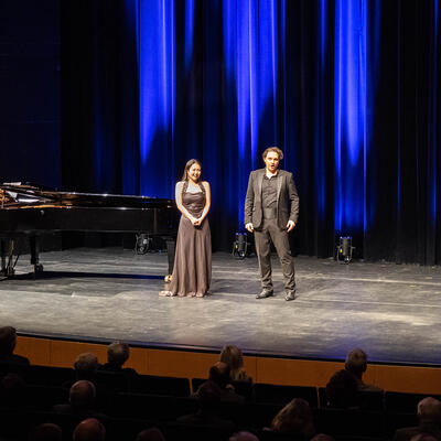 Bariton Zhive Kremshovski und die Sopranistin Hyejin Lee im Theater Magdeburg